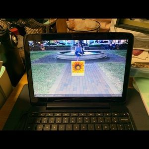 Samsung Chromebook comes with charger